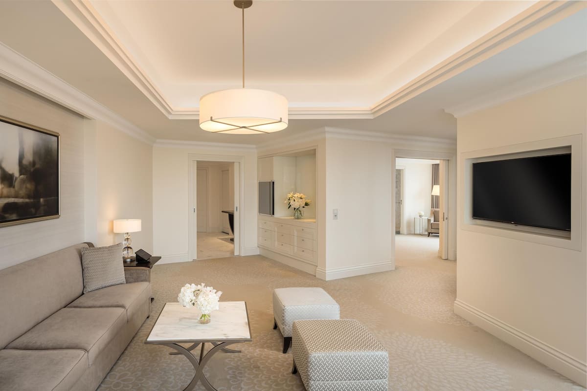 Grand suite, 1 kingsize bed, uitzicht op stad (Grand Suite) | Luxe beddengoed, een minibar, een kluis op de kamer, een bureau