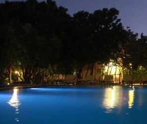 Outdoor pool, pool umbrellas, sun loungers - Giman Free Beach Resort (Mankerni)