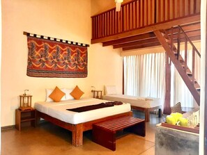 Minibar, värdeförvaringsskåp på rummet, unika möbler och skrivbord