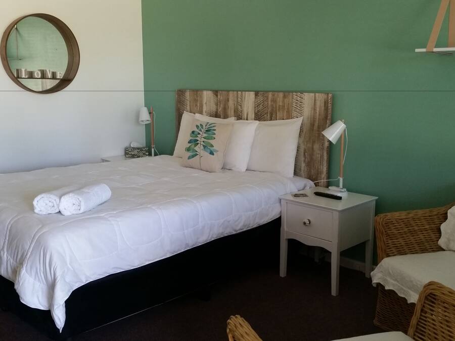 Quarto casal luxo | Área de estar | TV de tela plana