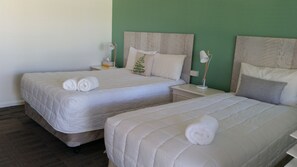 Habitación familiar | Ropa de cama de alta calidad, decoración individual, escritorio