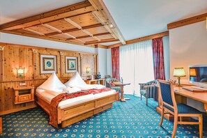 Minibar, in-room safe, desk, free WiFi - Schloss Hotel Holzrichter (Nachrodt-Wiblingwerde)