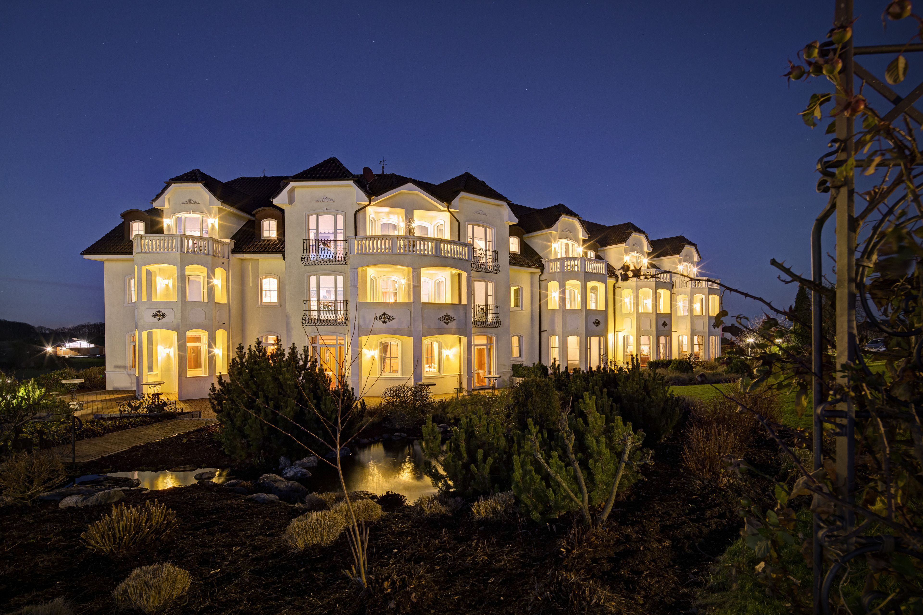 Fachada de la propiedad por la tarde o noche