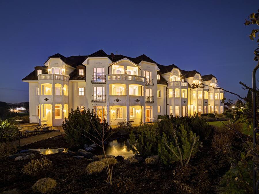 Bagian depan properti - sore/malam