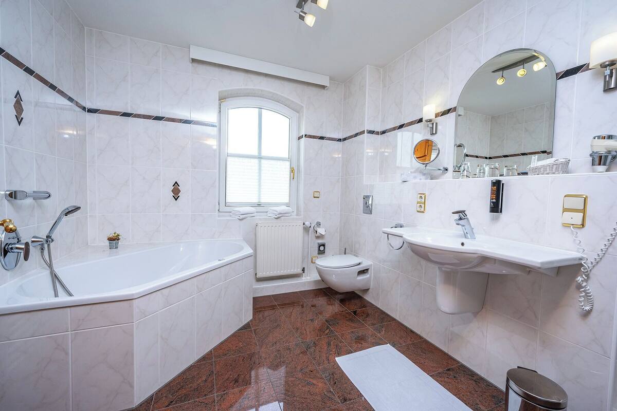 free toiletries, towels