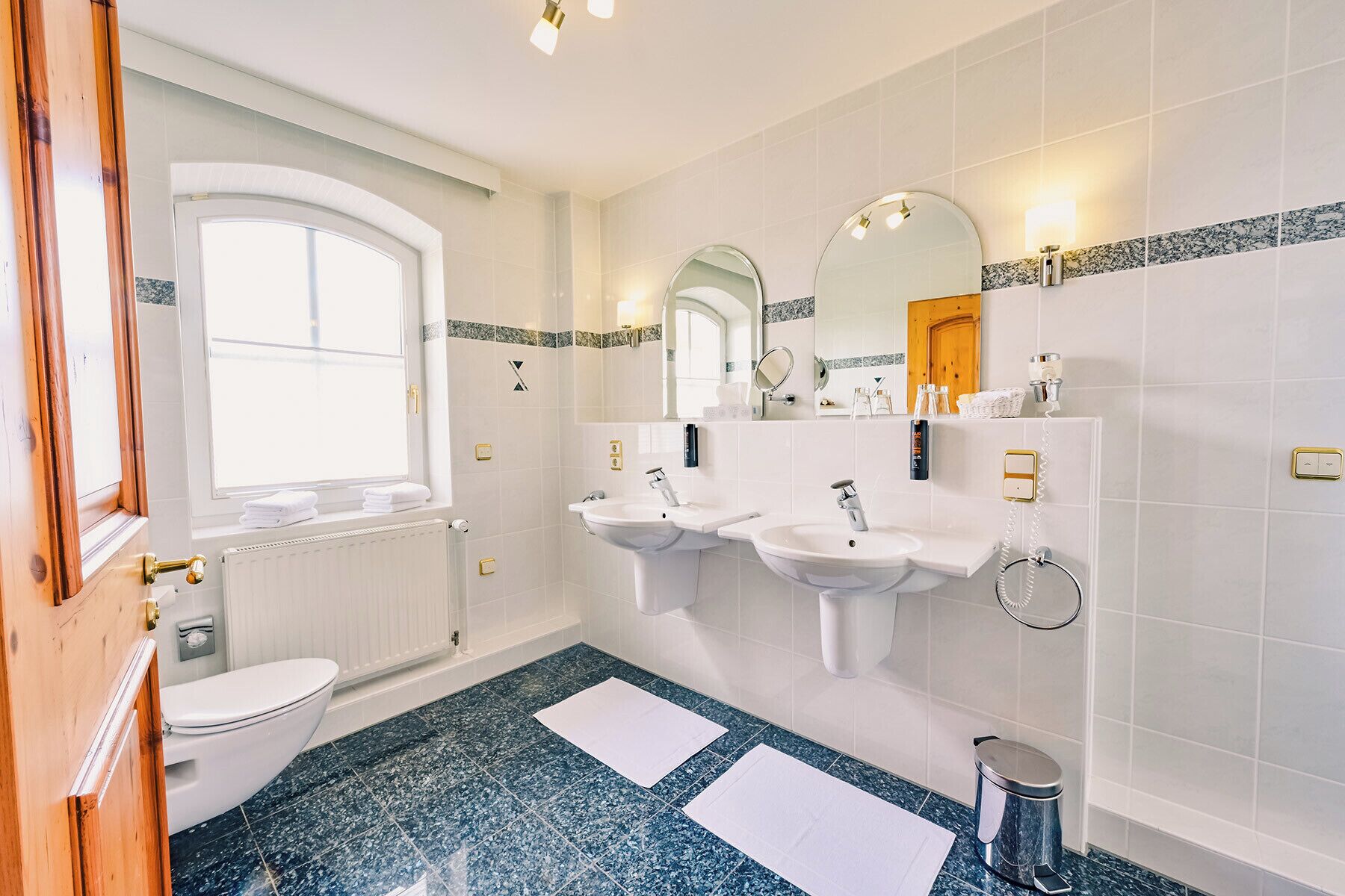 free toiletries, towels