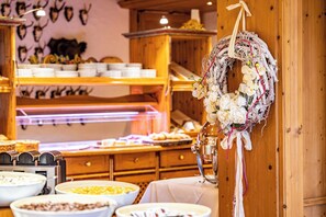 Free daily buffet breakfast  - Schloss Hotel Holzrichter (Nachrodt-Wiblingwerde)