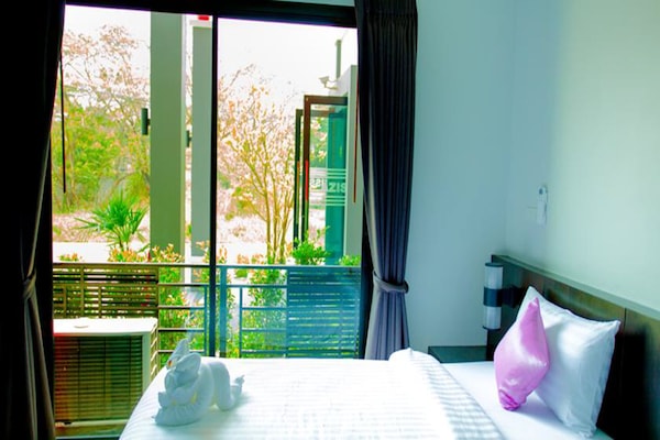 Minibar, blackout curtains, free WiFi