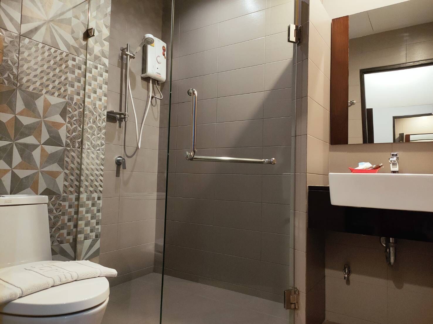 standard twin room - non smoking | bathroom | shower, free toiletries, hair dryer, bathrobes