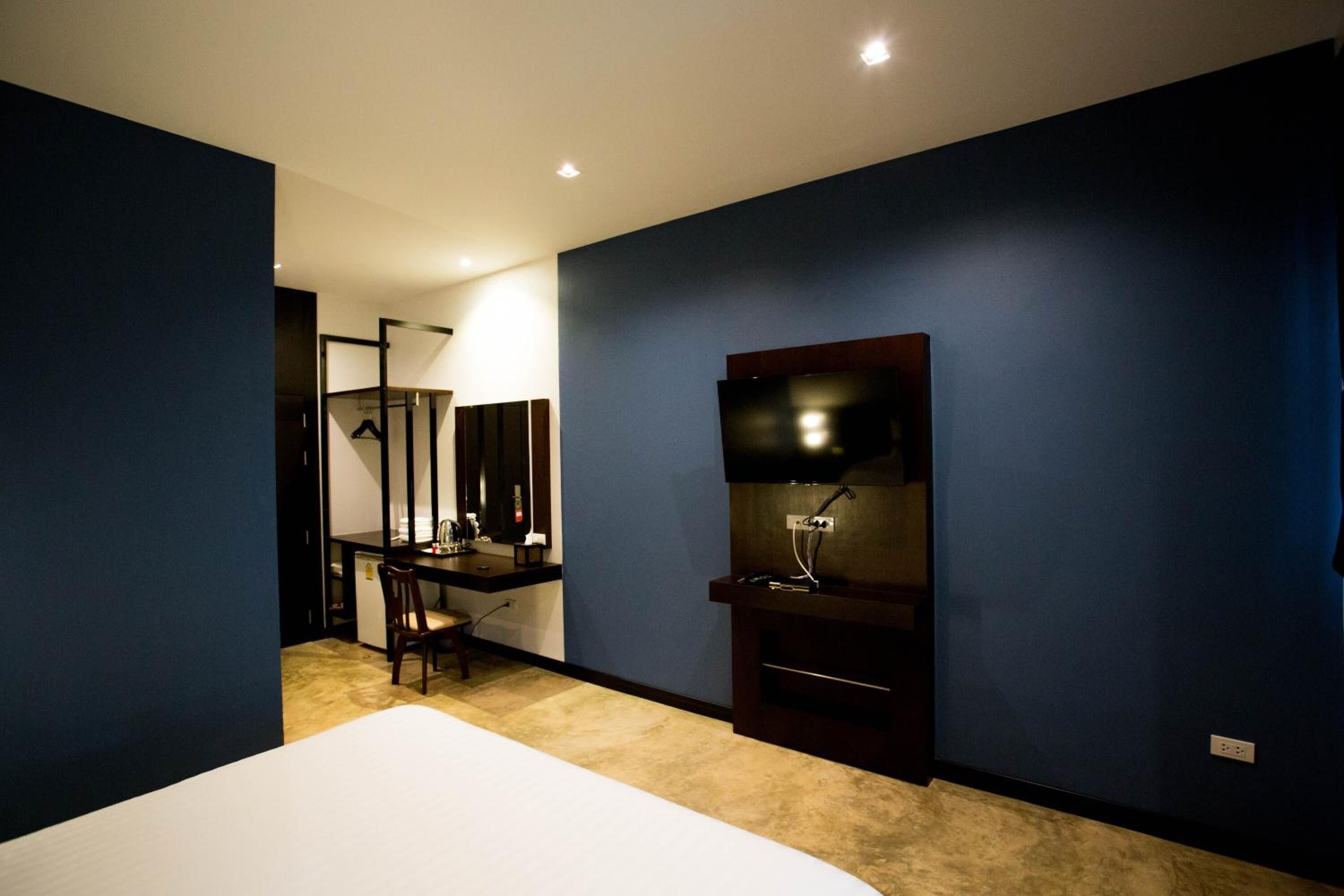 minibar, blackout curtains, free wifi