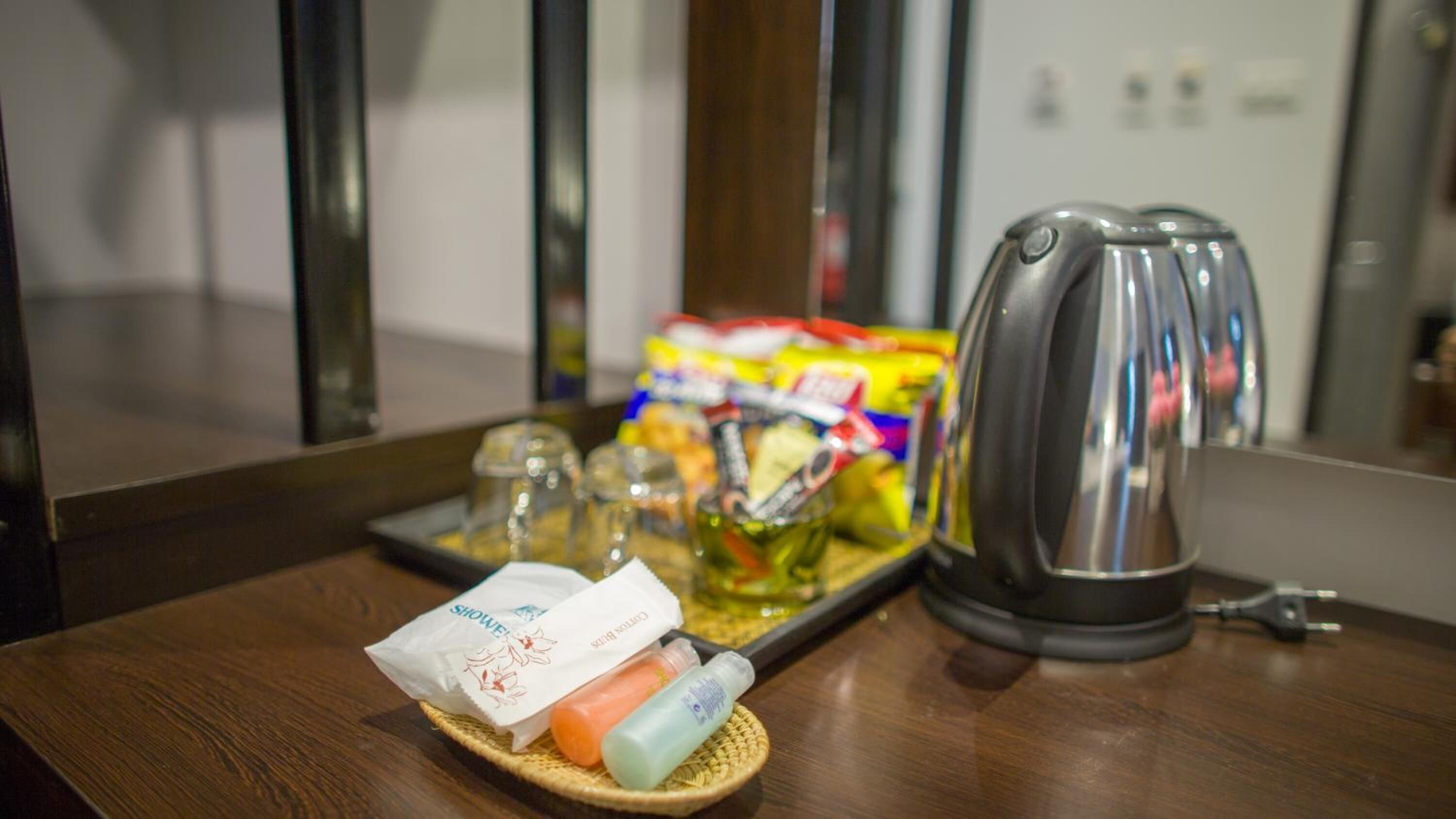 fridge, coffee/tea maker