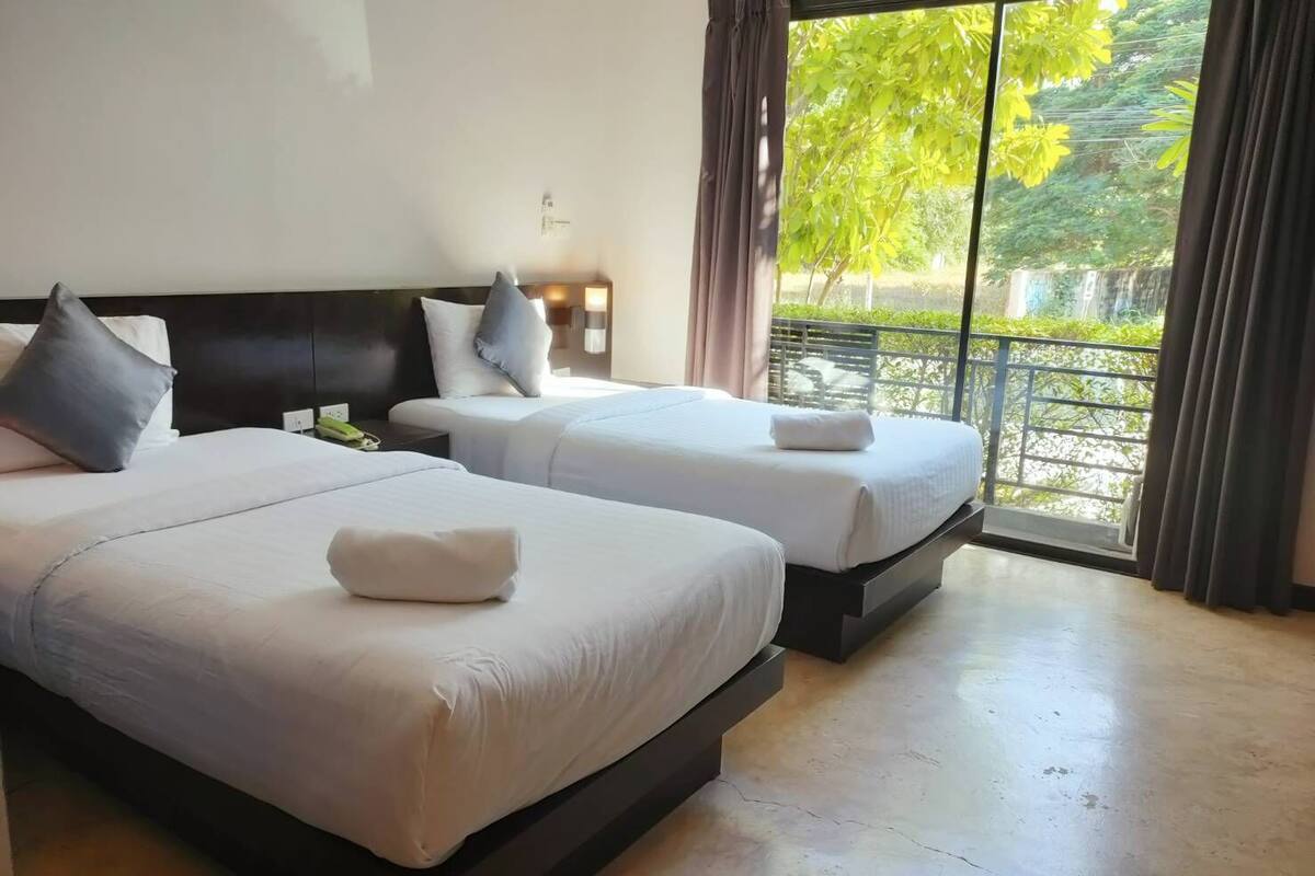 standard twin room - non smoking | minibar, blackout curtains, free wifi