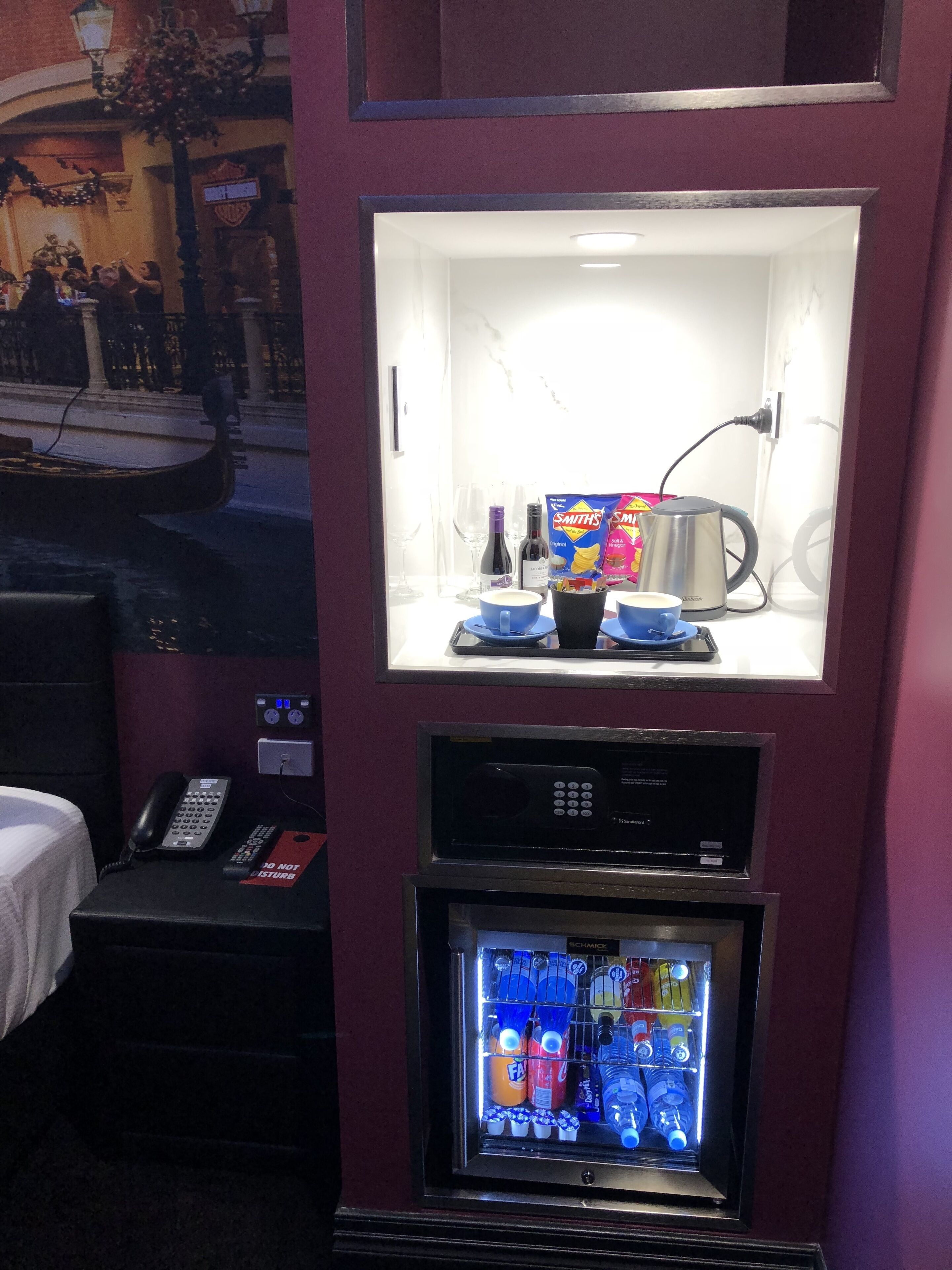 ميني بار وبديكورات فريدة لكل غرفة وتجهيزات عازلة للصوت وواي فاي مجانًا