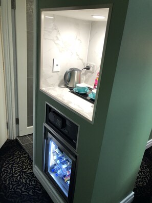 Deluxe Double Room | Minibar - Amelia Boutique Hotel (Fortitude Valley)