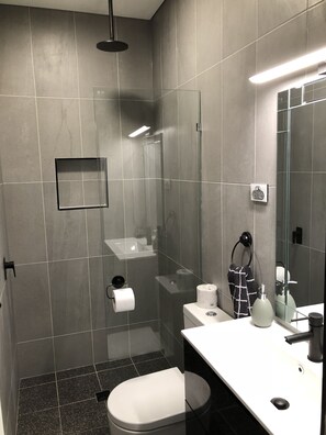 Deluxe dubbelrum | Badrum | Dusch, regndusch, gratis toalettartiklar och handdukar