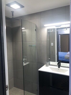 Deluxe Twin Room, 1 Bedroom | Bathroom - Amelia Boutique Hotel (Fortitude Valley)