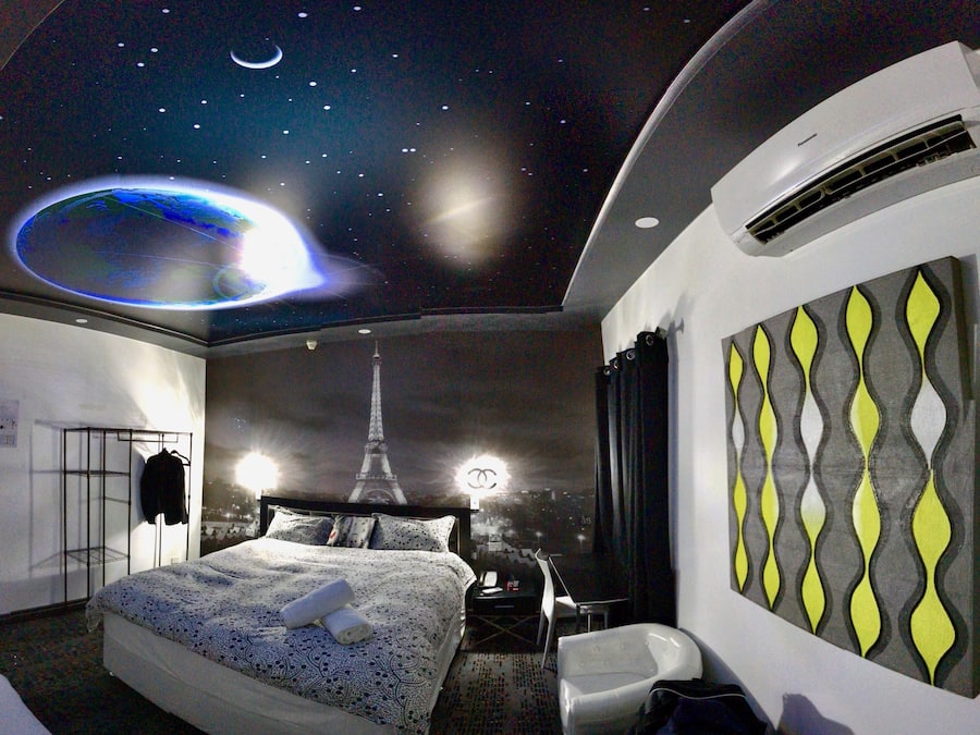 Quarto luxo, 1 cama King | Frigobar, individualmente decorados, quartos à prova de som