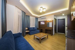 Living room | TV - Parador Suit Hotel (Alanya)