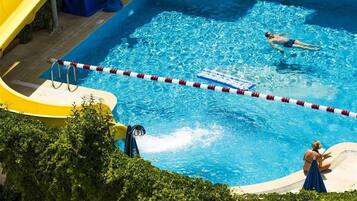 Ulkouima-allas, aurinkovarjoja, aurinkotuoleja