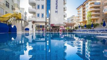 Utomhuspool, parasoller och solstolar