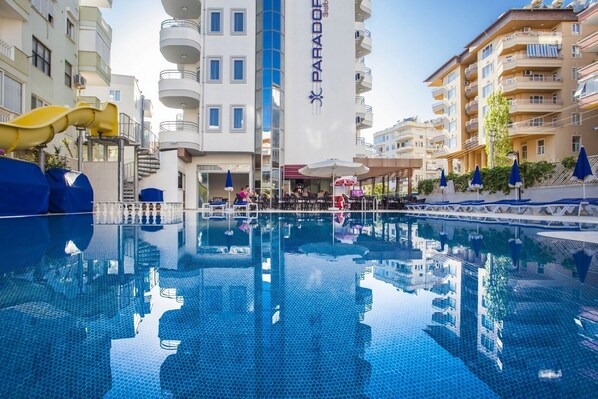 Outdoor pool, pool umbrellas, sun loungers - Parador Suit Hotel (Alanya)