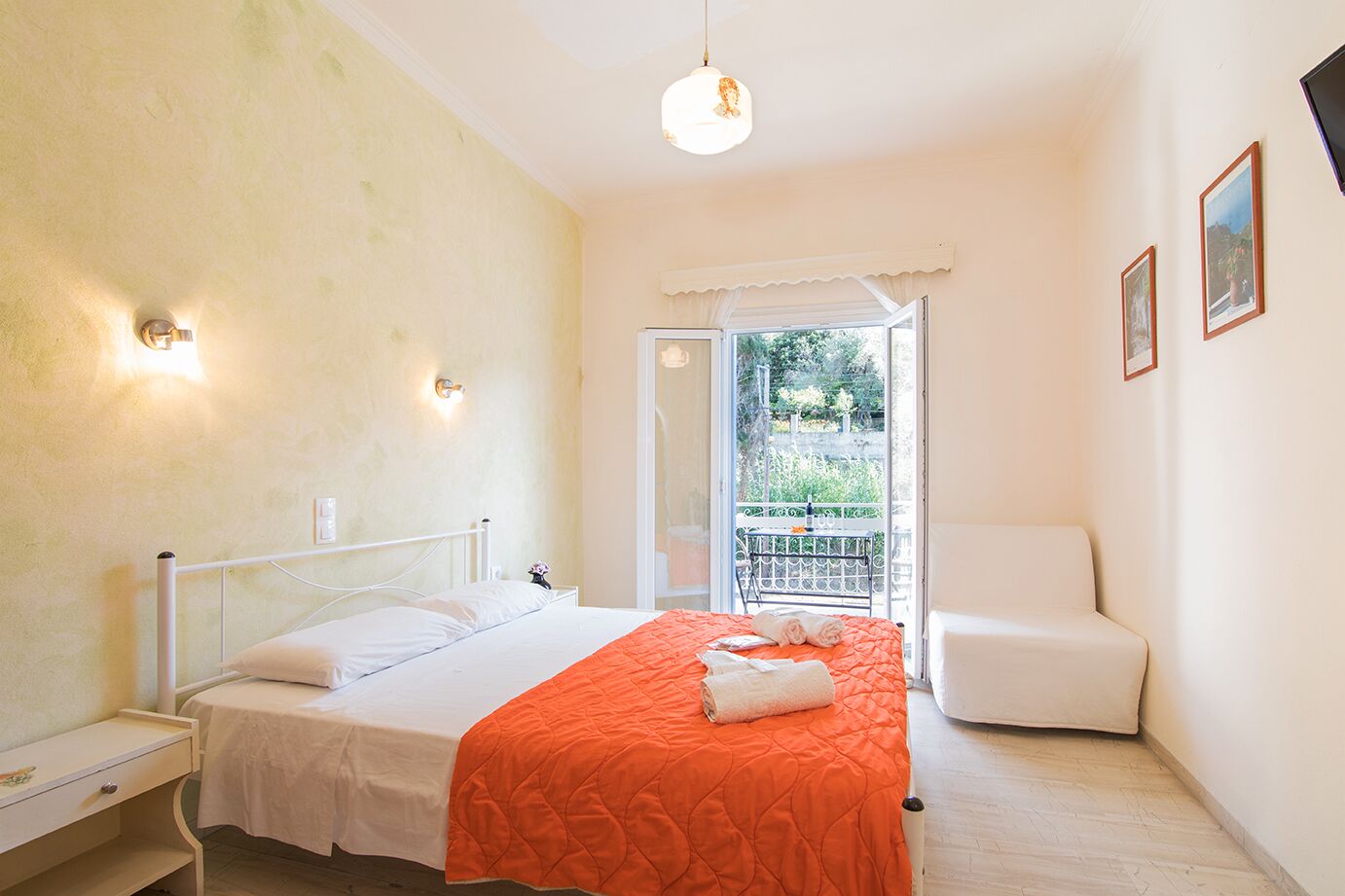 standard studio | iron/ironing board, free cots/infant beds, free wifi