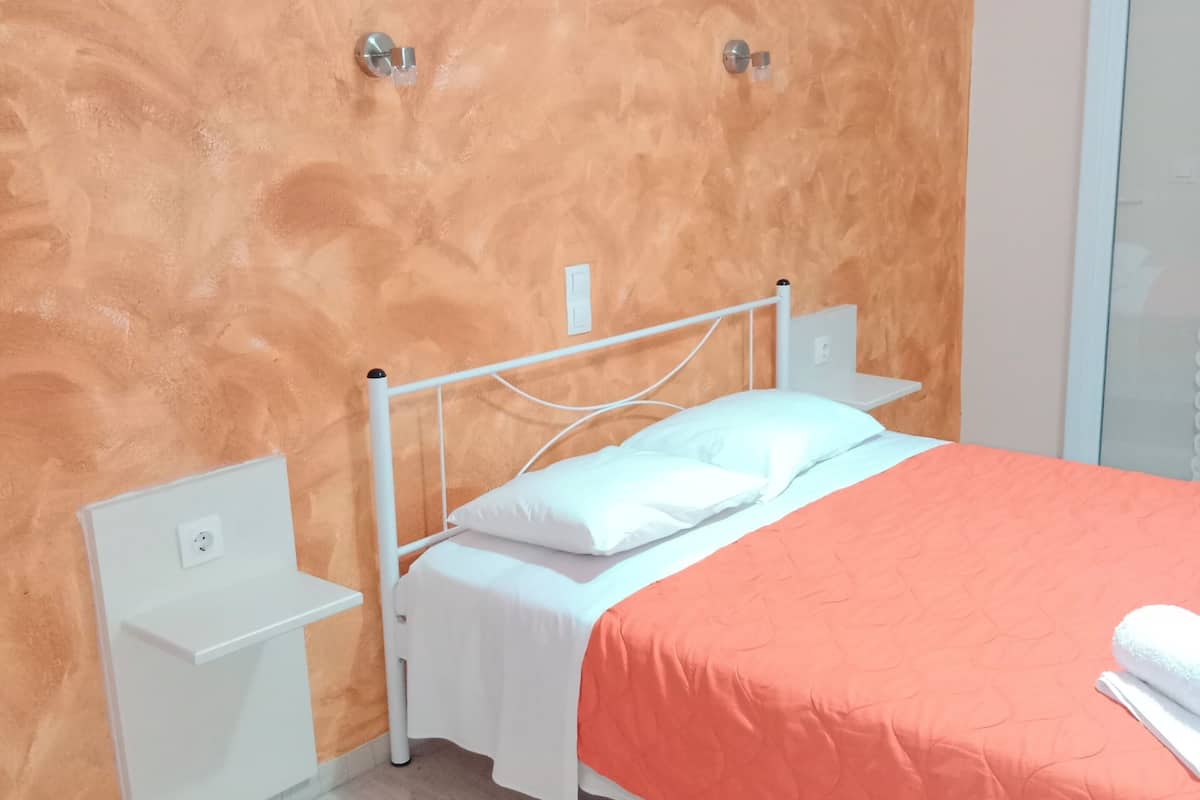 standard studio | iron/ironing board, free cots/infant beds, free wifi