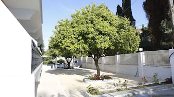 Children’s play area – outdoor
