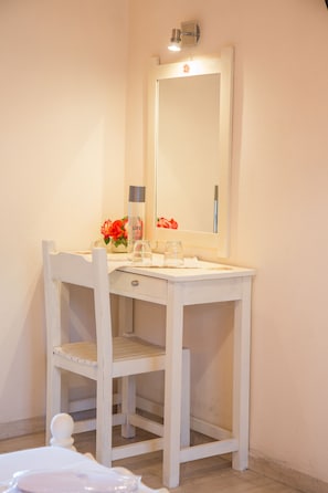 Quarto triplo | Cozinha privada | Frigobar, chaleira elétrica