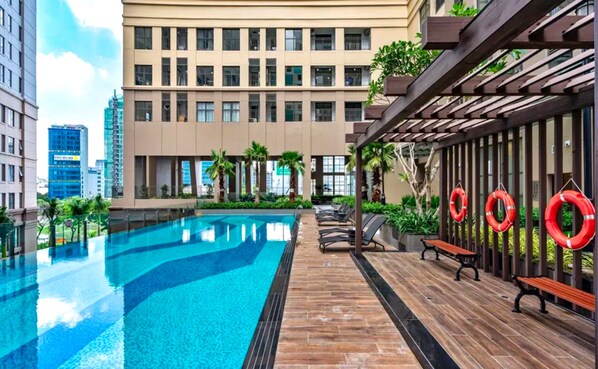 2 outdoor pools