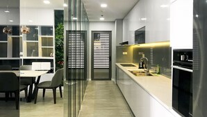 Una cocina moderna con horno empotrado, un lavamanos y una encimera.