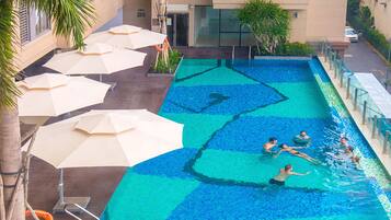 2 albercas al aire libre