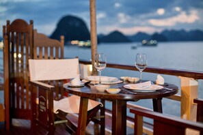 Aamiainen ja lounas; vietnamilainen keittiö, näkymät rannalle 