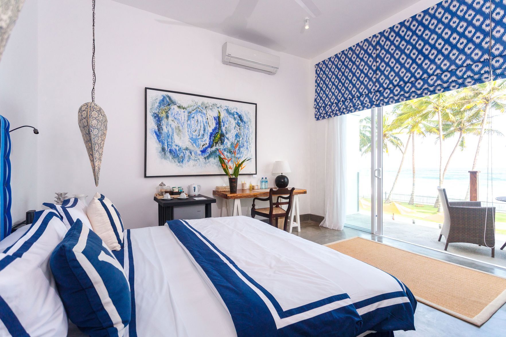 1 kamar tidur, minibar, brankas, dan meja kerja