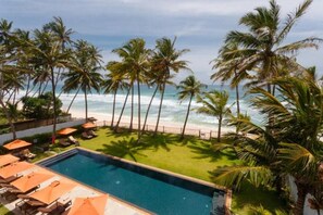 Outdoor pool, sun loungers - KK Beach (Unawatuna)
