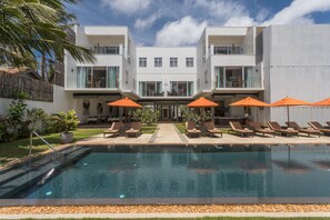 Outdoor pool, sun loungers - KK Beach (Unawatuna)