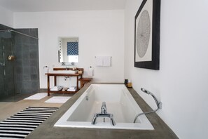 Ocean Penthouse | Bathroom | Shower, free toiletries, hair dryer, bathrobes - KK Beach (Unawatuna)