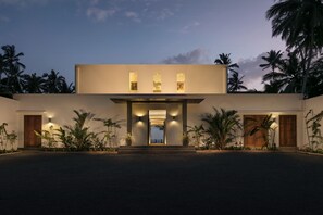 Fachada de la propiedad por la tarde o noche