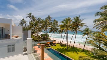 Alberca al aire libre y camastros