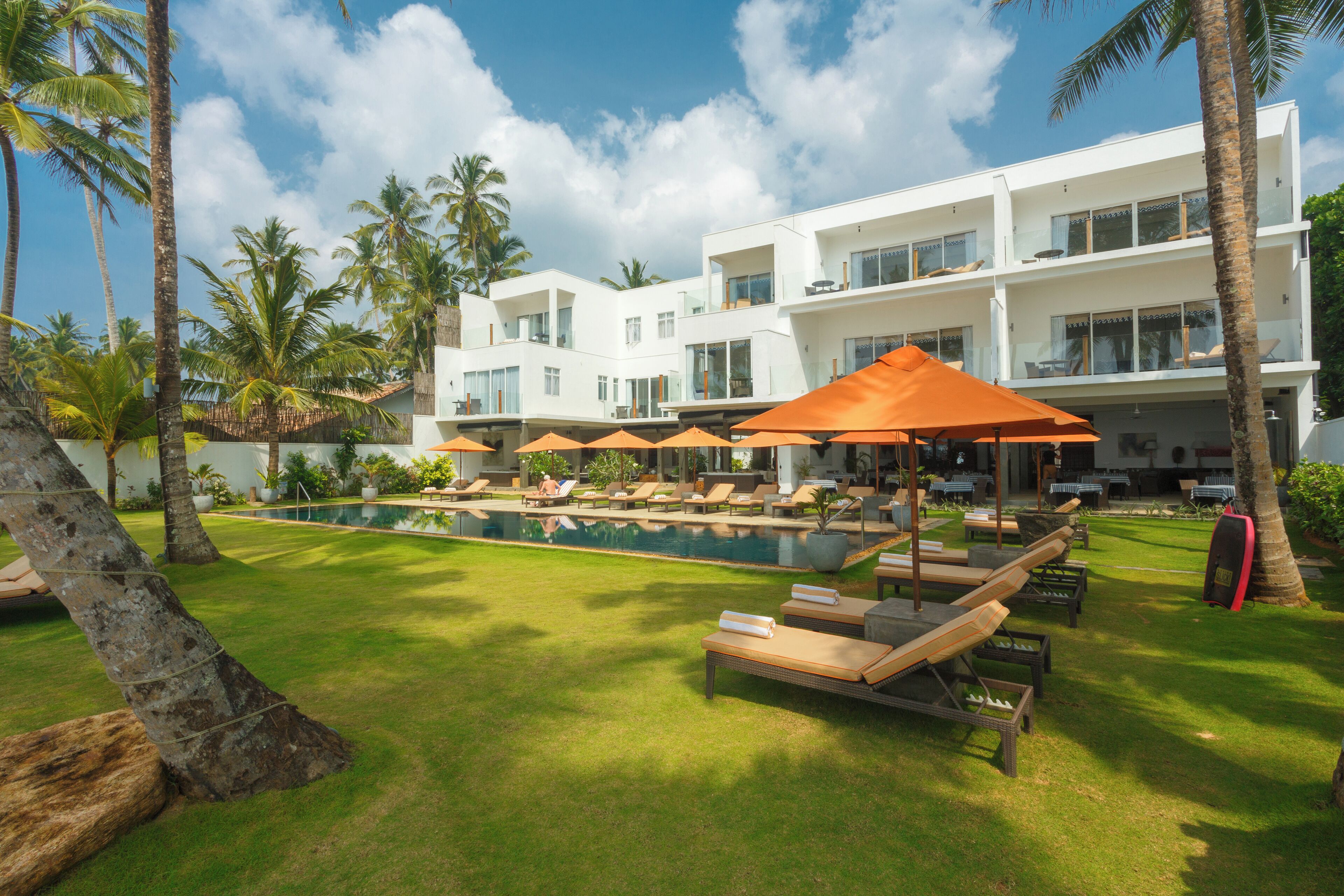 Een buitenzwembad en ligstoelen