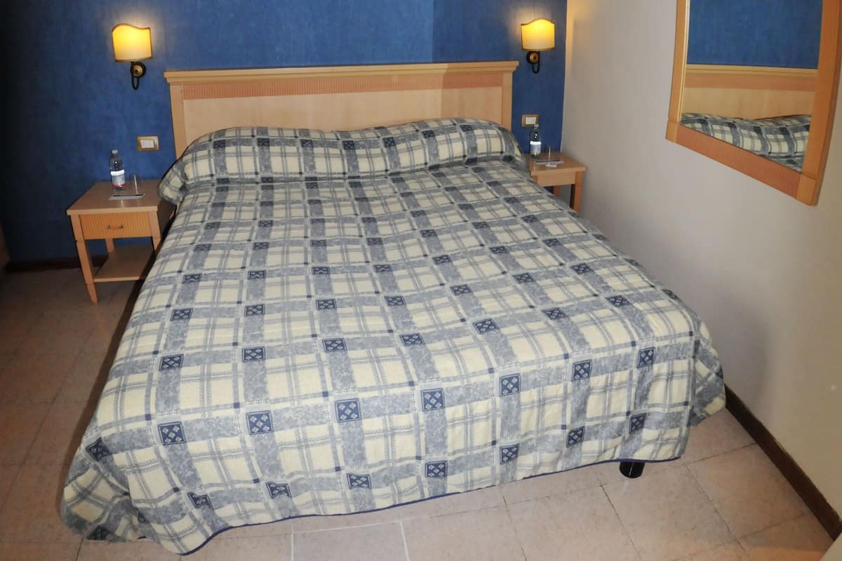 In-room safe, free WiFi, bed sheets
