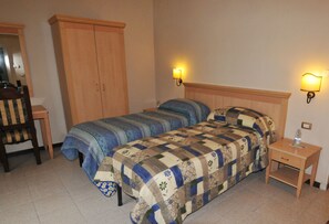 In-room safe, free WiFi, bed sheets - HHB Hotel Firenze (Florence)