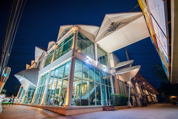 住宿正面 - 傍晚/夜晚