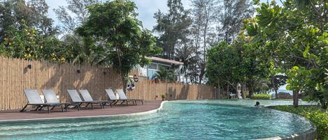 Una piscina al aire libre