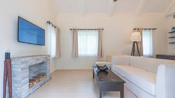 Grand Pool Villa | Ruang keluarga | Televisi LED 42-inci dengan saluran TV kabel dan TV