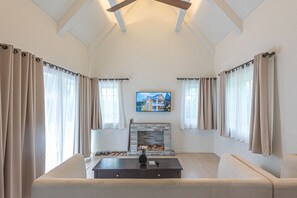 Grand Pool Villa | Sala de estar | Televisión LED de 42 pulgadas con canales por cable, una televisión