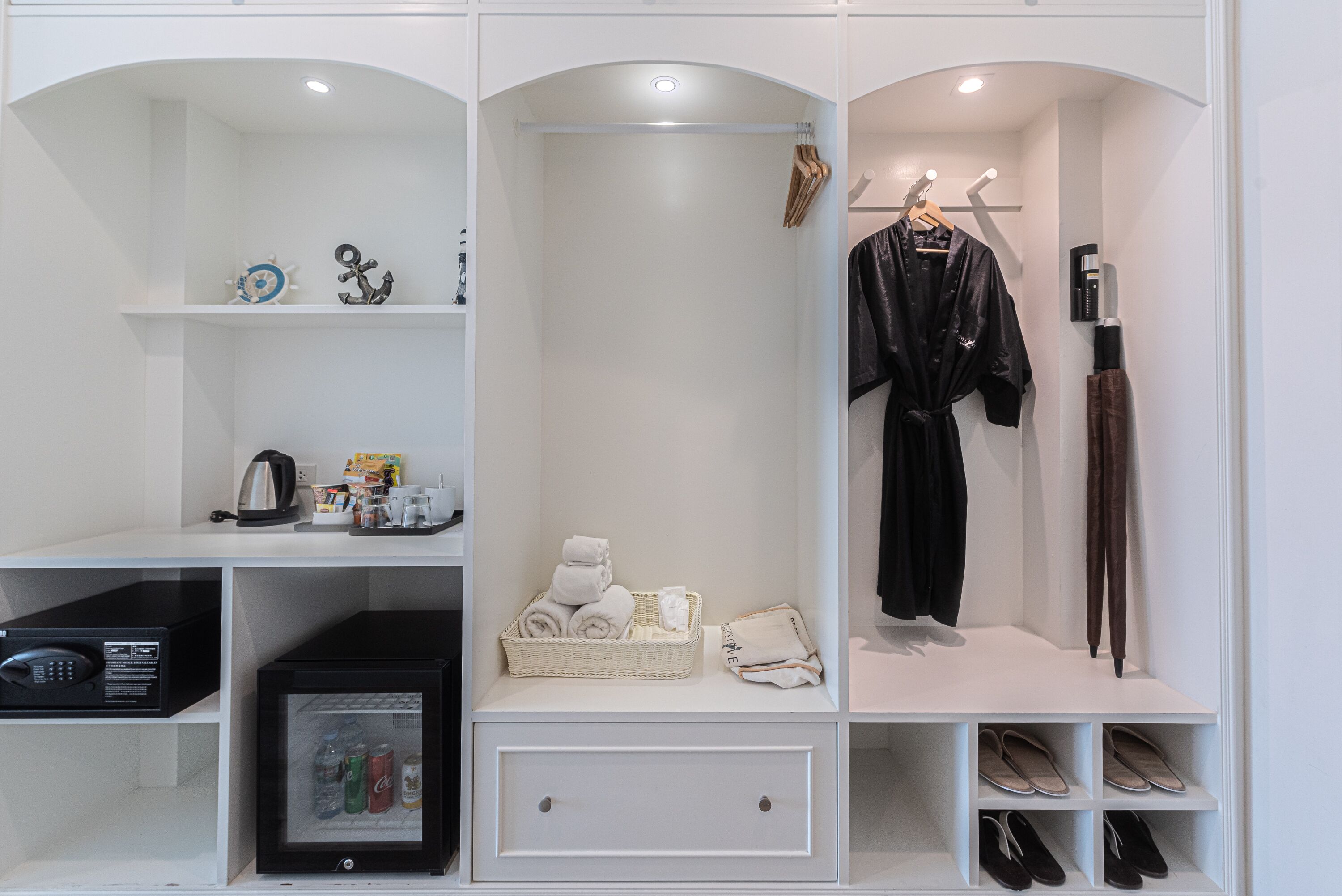 superior room | wardrobe