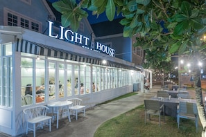 Breakfast, lunch, dinner served; Fusion cuisine - Peggy's Cove Resort (Na Yai Am)