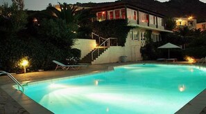 Piscine extérieure, parasols de plage, chaises longues