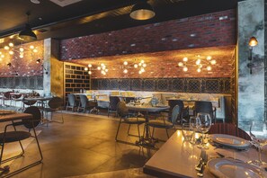 5 restaurants, serveren ontbijt, lunch, diner, internationale gerechten